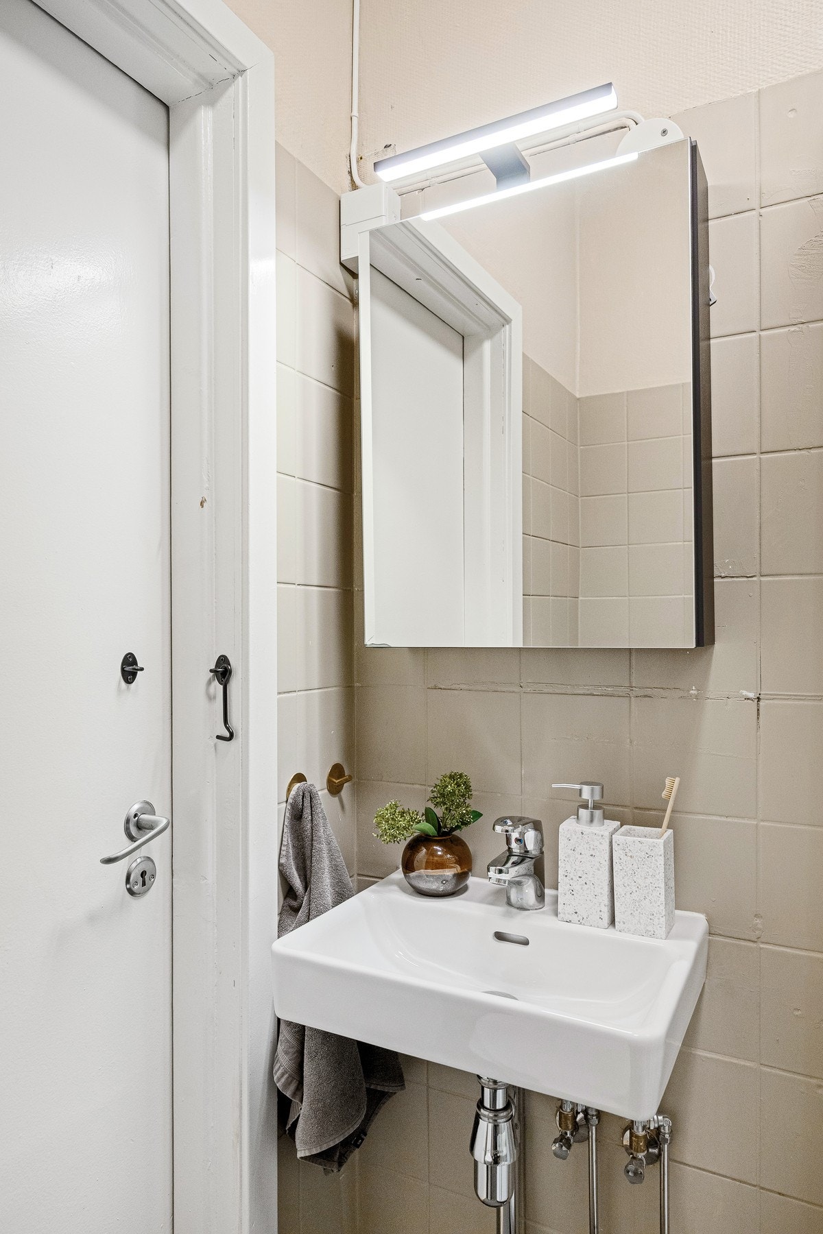 Speilskap med overliggende belysning og servant. Galleribilde