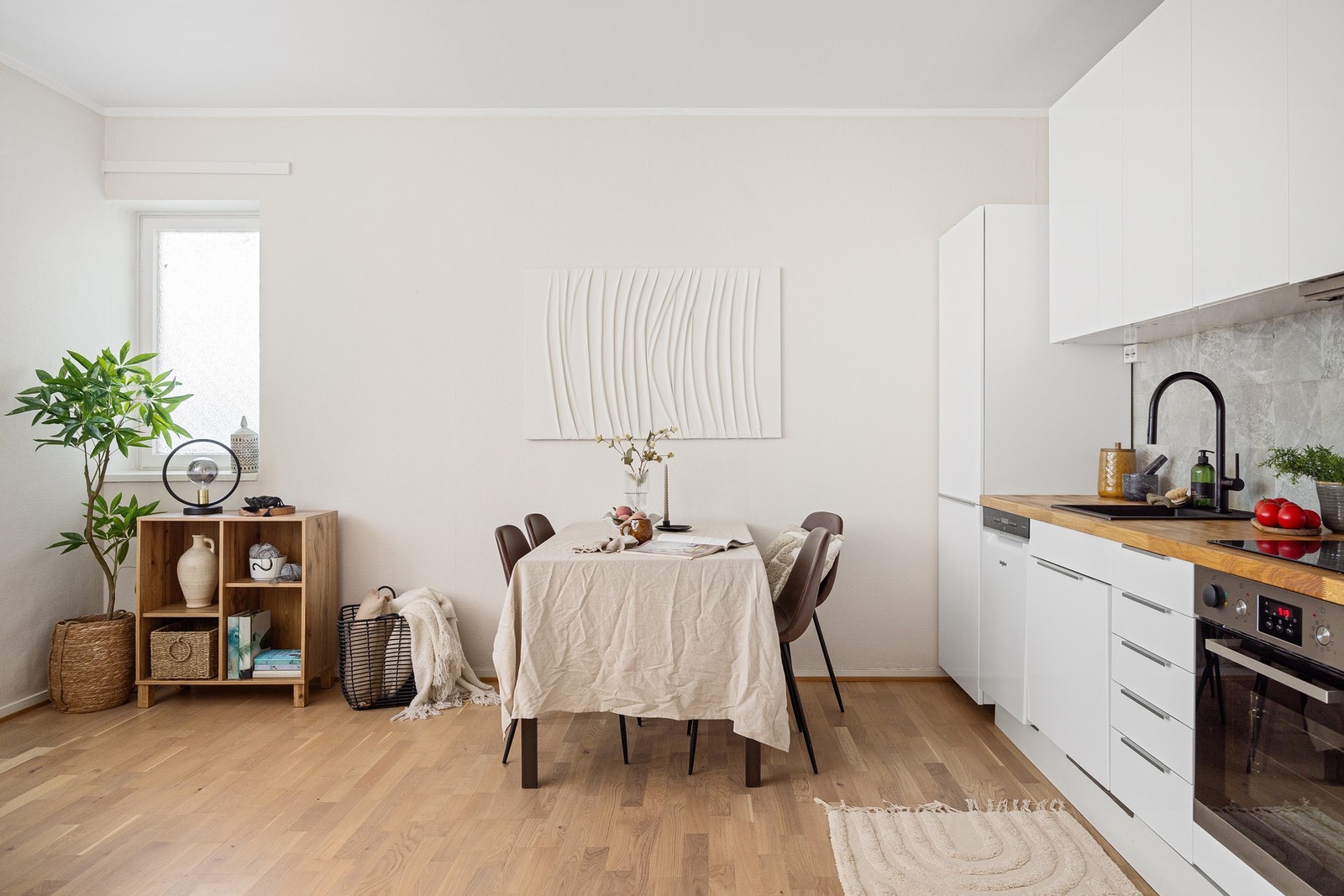 Naturlig sone for spisebord. Galleribilde