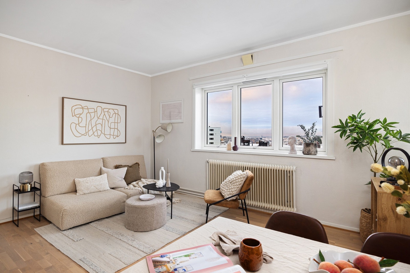 Lys og romslig stue med 3-stavs eikeparkett på gulv. Galleribilde