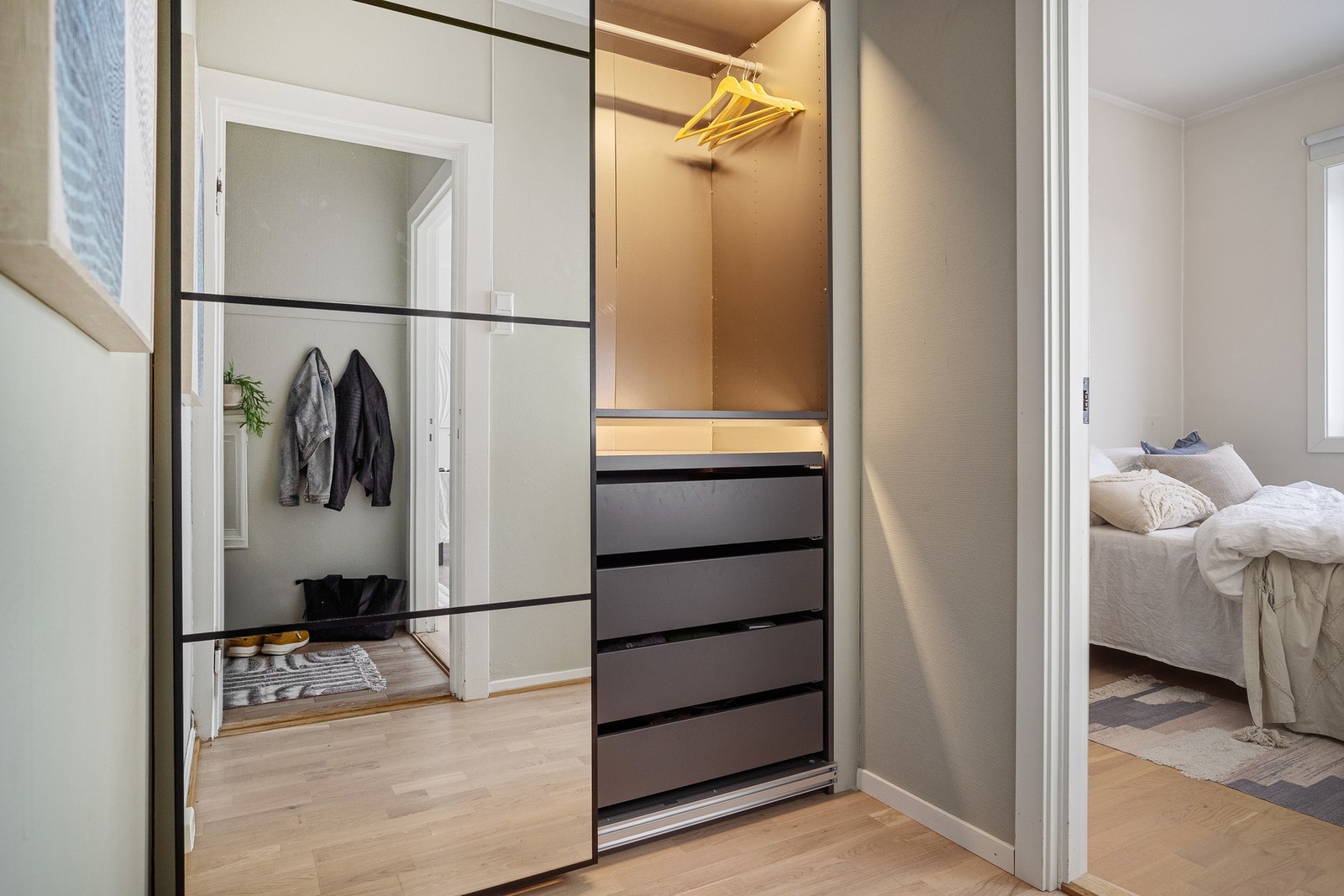 Leiligheten har svært mye oppbevaringsplass. Galleribilde