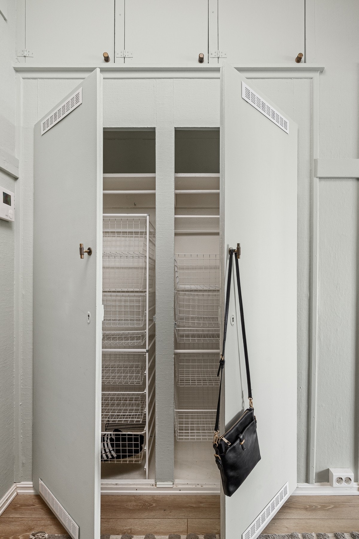 Romslig, plassbygget skap i entrè. Galleribilde