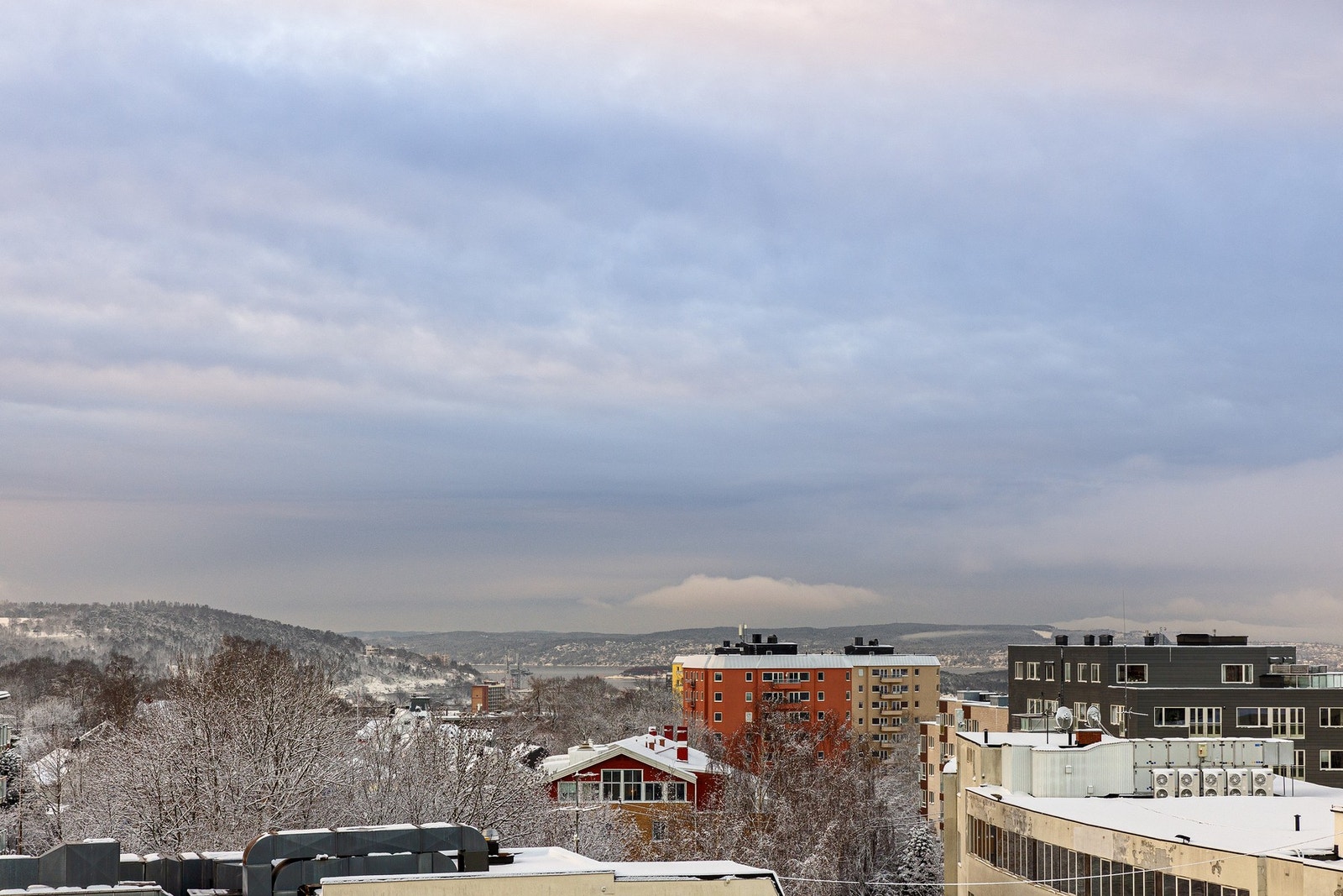 Flott utsikt mot by og fjord! Galleribilde