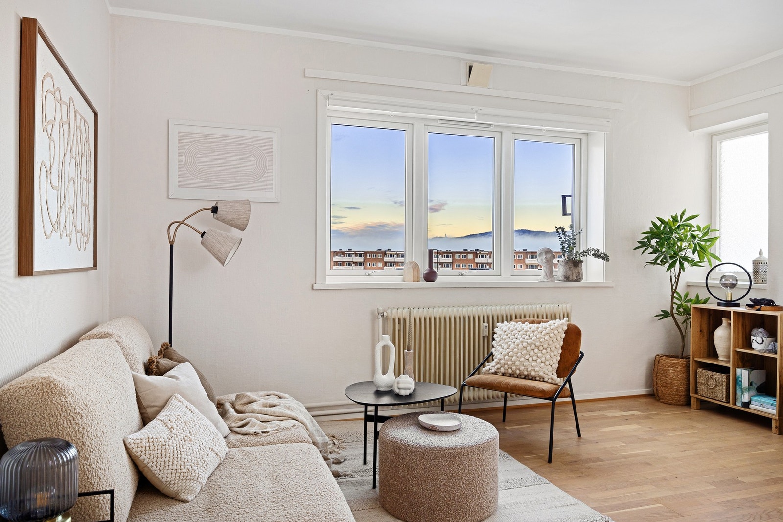 Store vindusflater som slipper inn godt med naturlig lys i boligen. Galleribilde