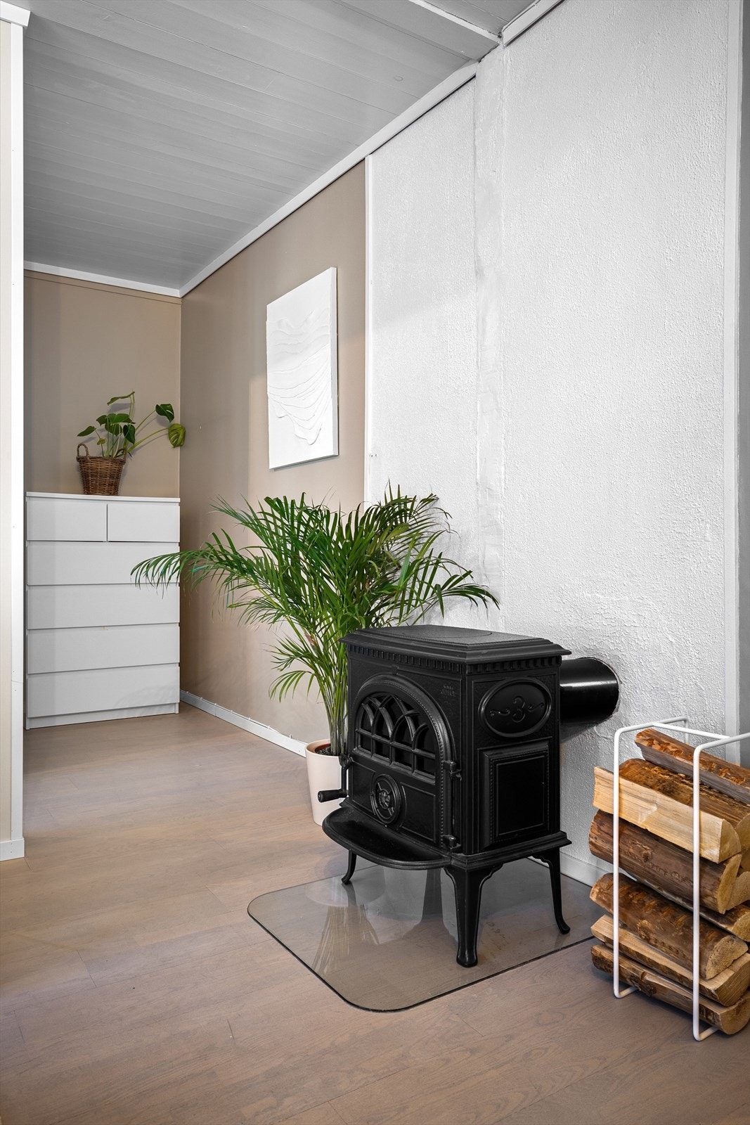 Fantastisk peis i stue som gir leiligheten et unikt preg. Galleribilde