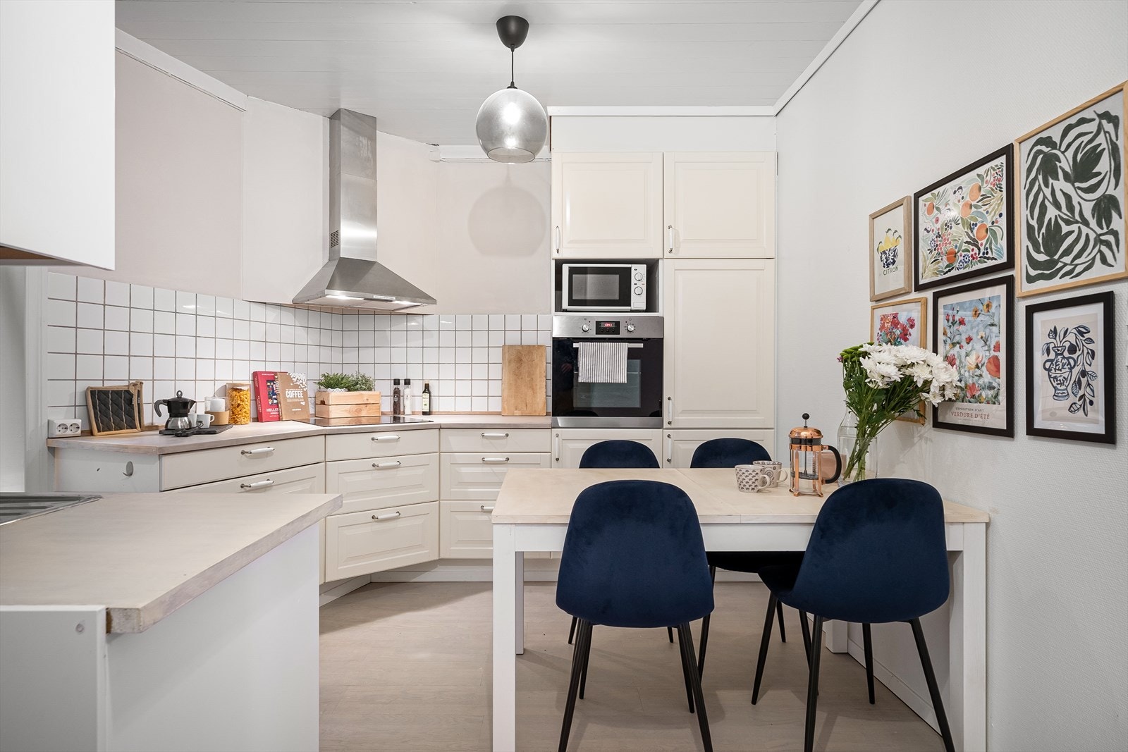 Rikelig med skap og benkeplass. Galleribilde