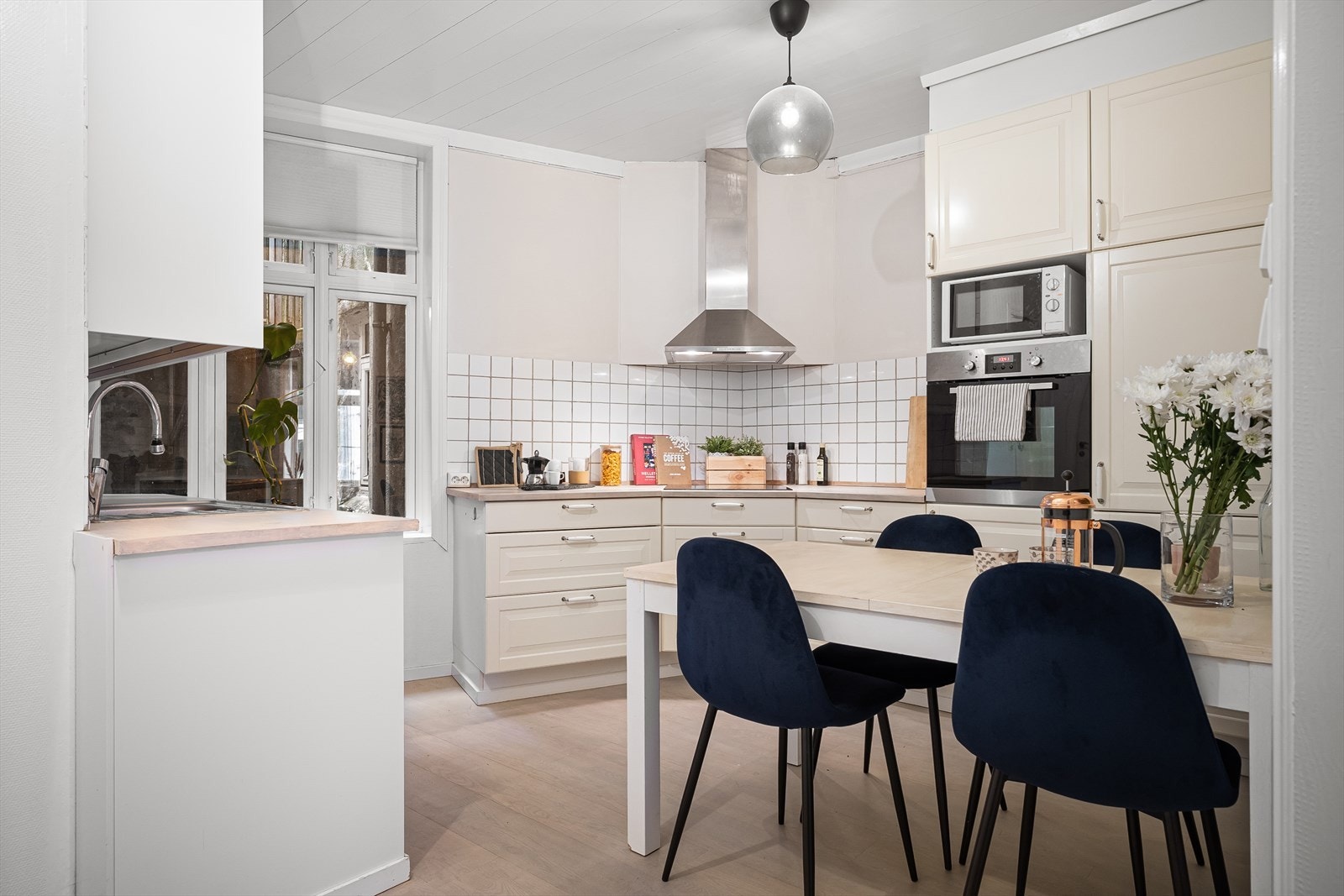 Kjøkkenet er ca 13 kvm og har plass til spisegruppe. Galleribilde