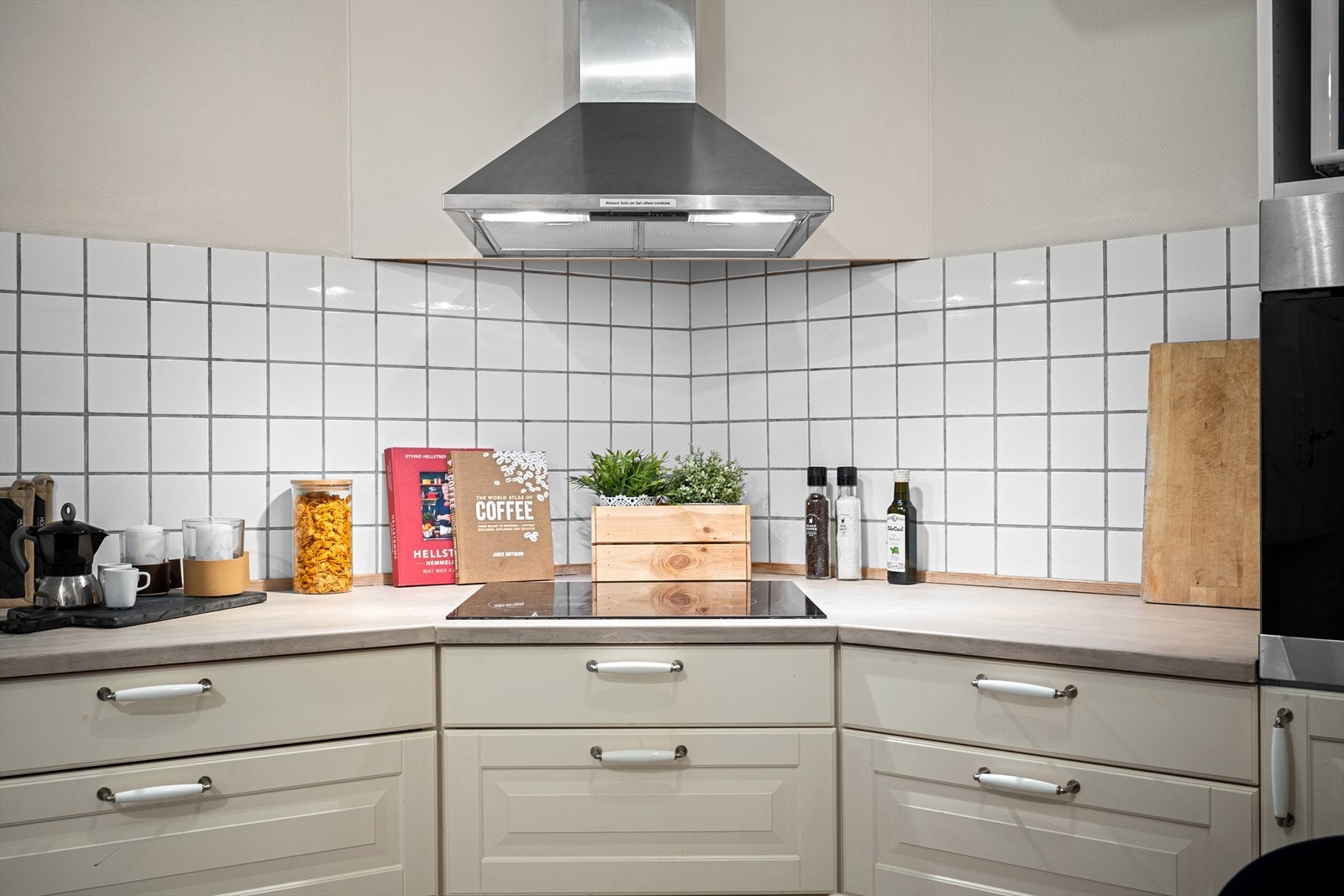 Kjøkkenet er fra 2012 og inneholder integrert kjøle/fryseskap, oppvaskmaskin, stekeovn og keramisk koketopp. Vannstoppsystem montert i skap under vask. Galleribilde