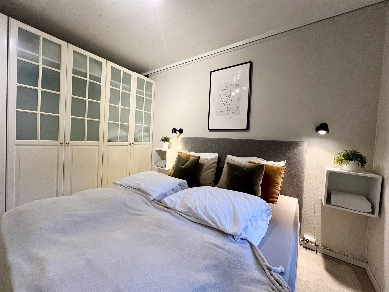 God plass til dobbeltseng med tilhørende skapmøblement. Galleribilde