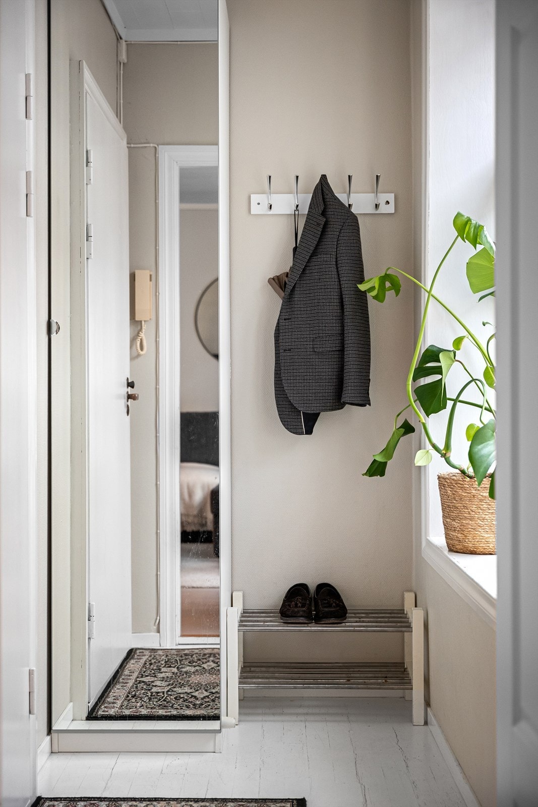 Unikt entrèrom på ca 2,5 kvm med skap og oppbevaringsmuligheter. Galleribilde