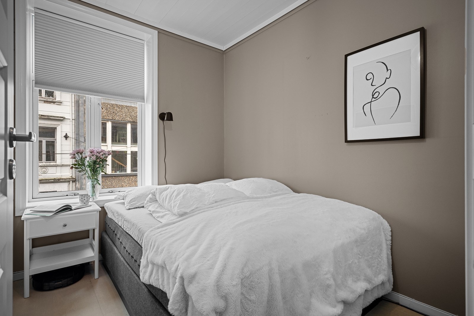 Soverommet er malt i moderne farger med stort vindu som sikrer naturlig lysinnslipp. Galleribilde