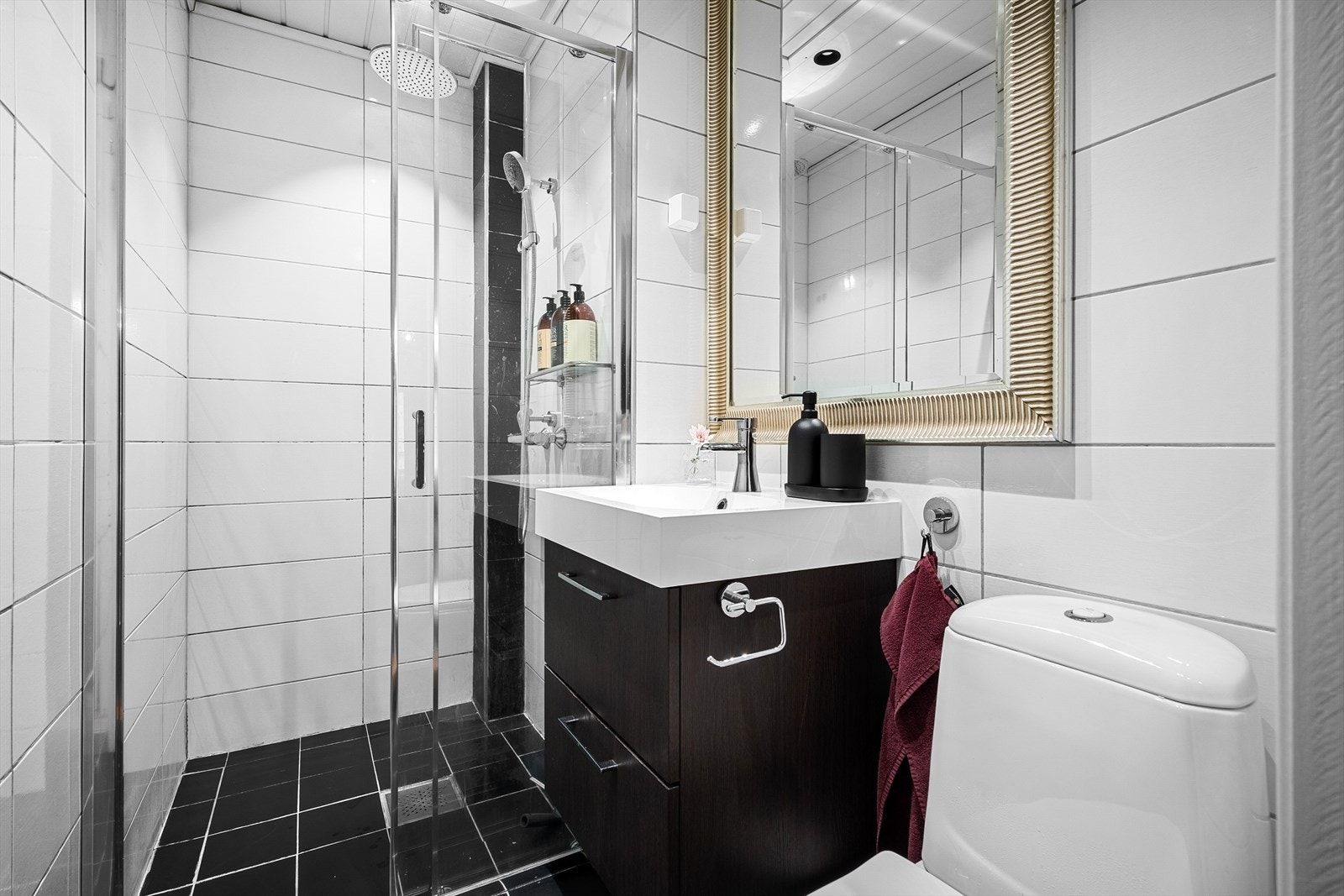 Fliset bad på 3 kvm med gulvvarme. Galleribilde