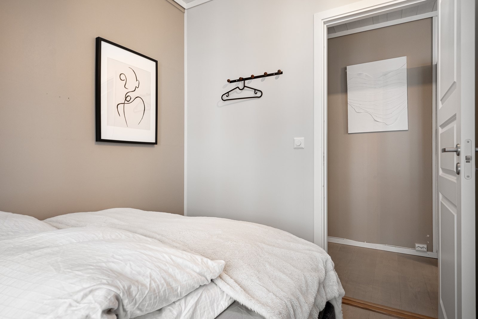 Soverom 2 måler ca 6 kvm med plass til seng, skap og skrivebord. Galleribilde