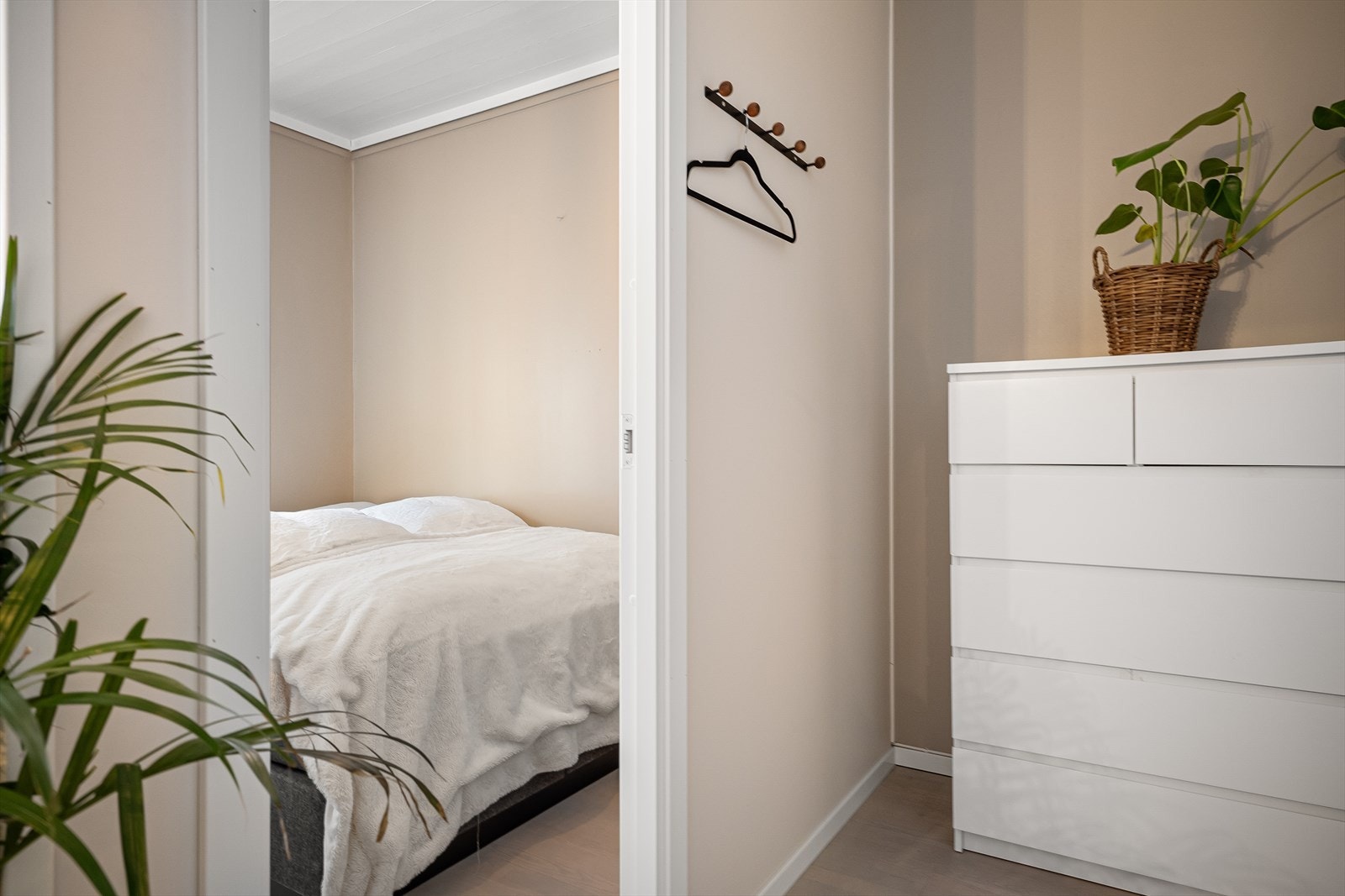 Fra stue er det tilkomst til ett av soverommene. Galleribilde