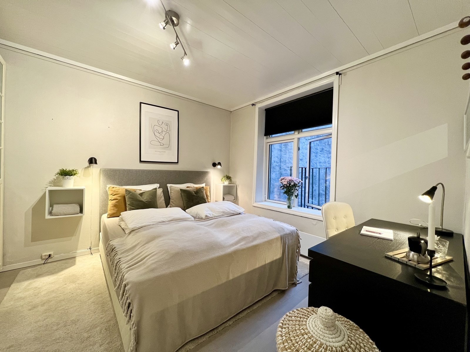 Hovedsoverommet måler ca 12 kvm. Soverommet er nylig malt i samme farge som soverom 2 i 2025. Galleribilde