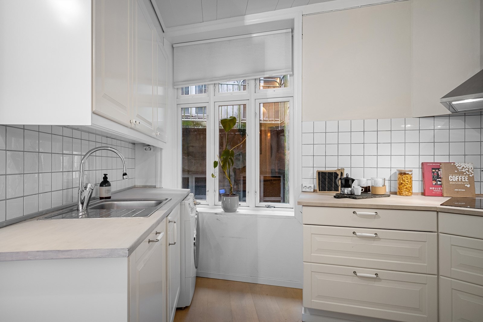 Vinduer på kjøkkenet gir gjennomgående naturlig lys i leiligheten. Leiligheten oppleves derfor lys og livlig. Galleribilde