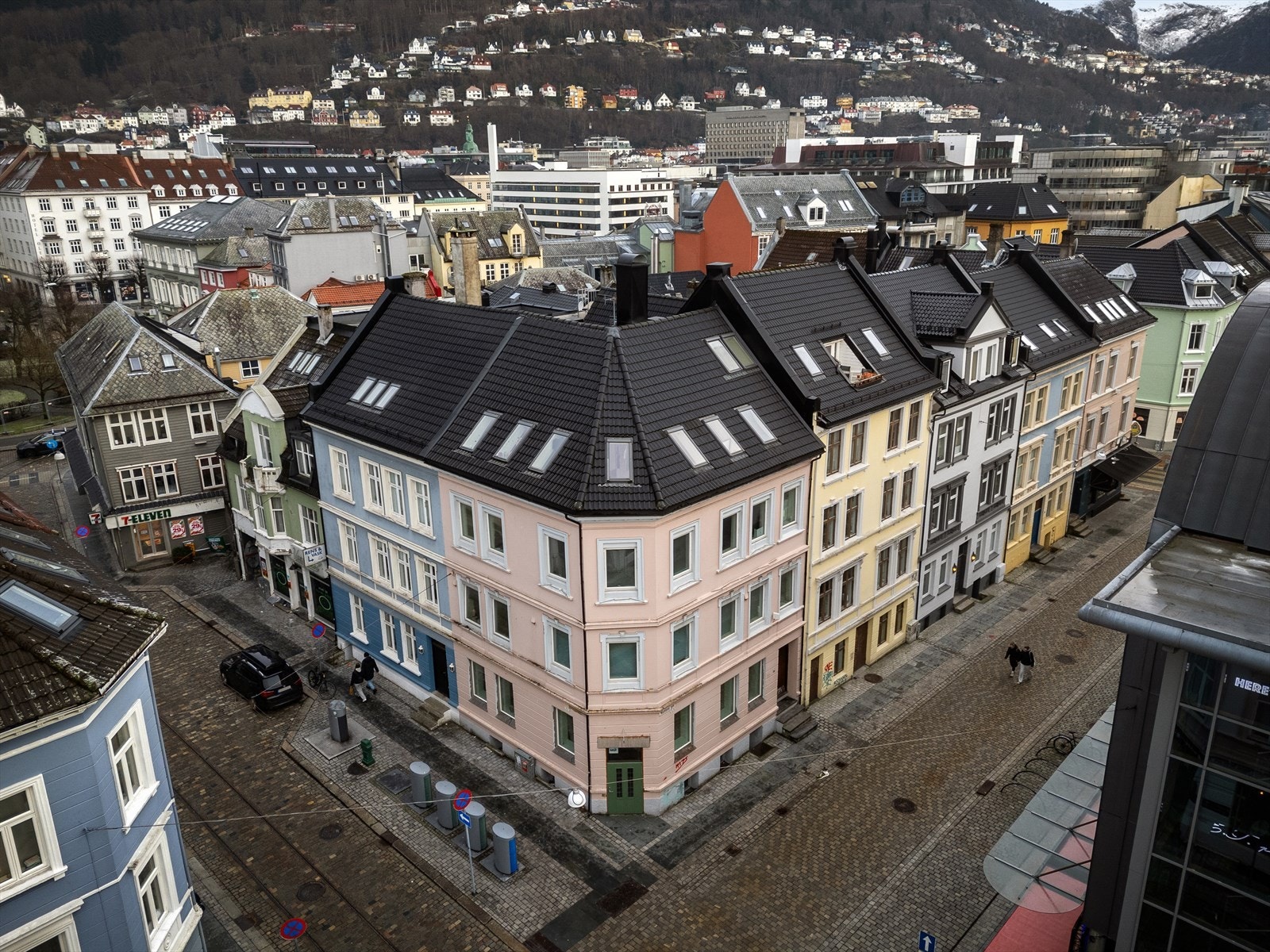 Magnus Barfots Gate 6 ligger tilbaketrukket og har lite trafikk grunnet gågaten i Neumanns gate. Galleribilde
