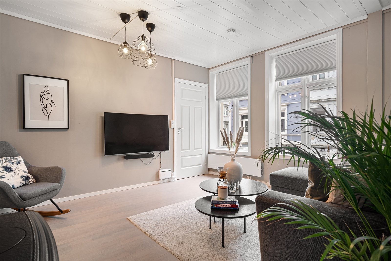 Stuen måler ca 20 kvm med god plass til variert innredning av møblement. Galleribilde