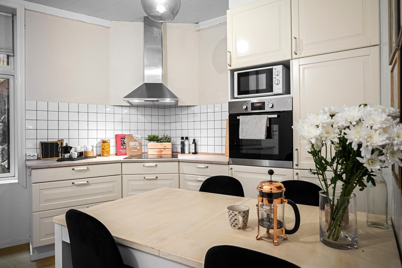 Tidløst kjøkken med lyse profilerte fronter. Galleribilde