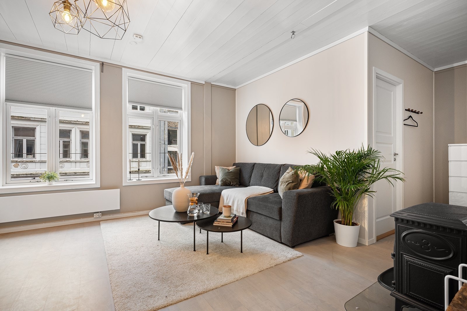 Leiligheten har en supersentral beliggenhet med gjennomgående bra kvalitet i overflater og planløsning. Galleribilde