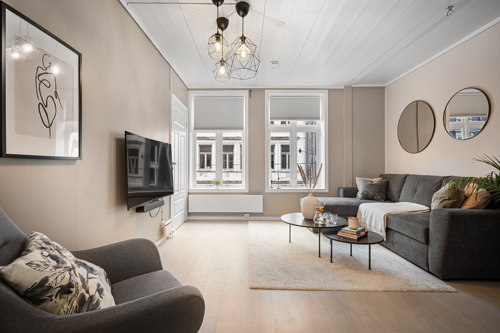 I stuen er det vinduer av god størrelse som gir godt med naturlig lys inn i leiligheten. Galleribilde