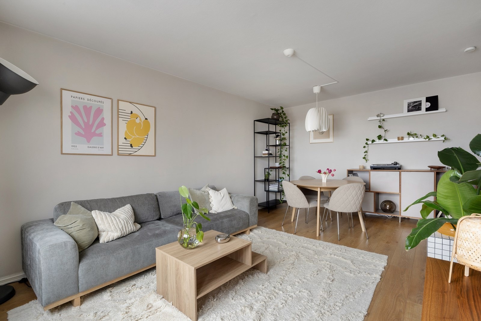 God plass til alt av ønskelig møblement i stuen Galleribilde