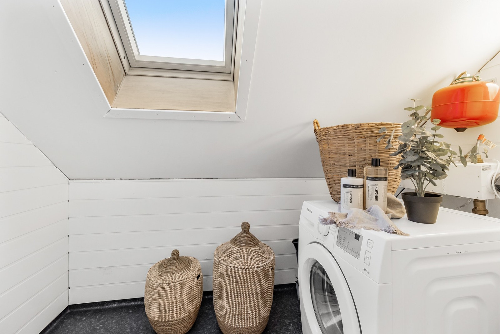 Teknisk rom/vaskerom med opplegg for vaskemaskin og sluk. Galleribilde