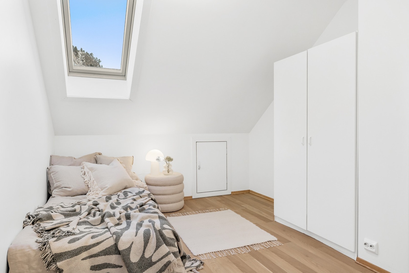 Soverom 2 innredet med garderobeskap Galleribilde