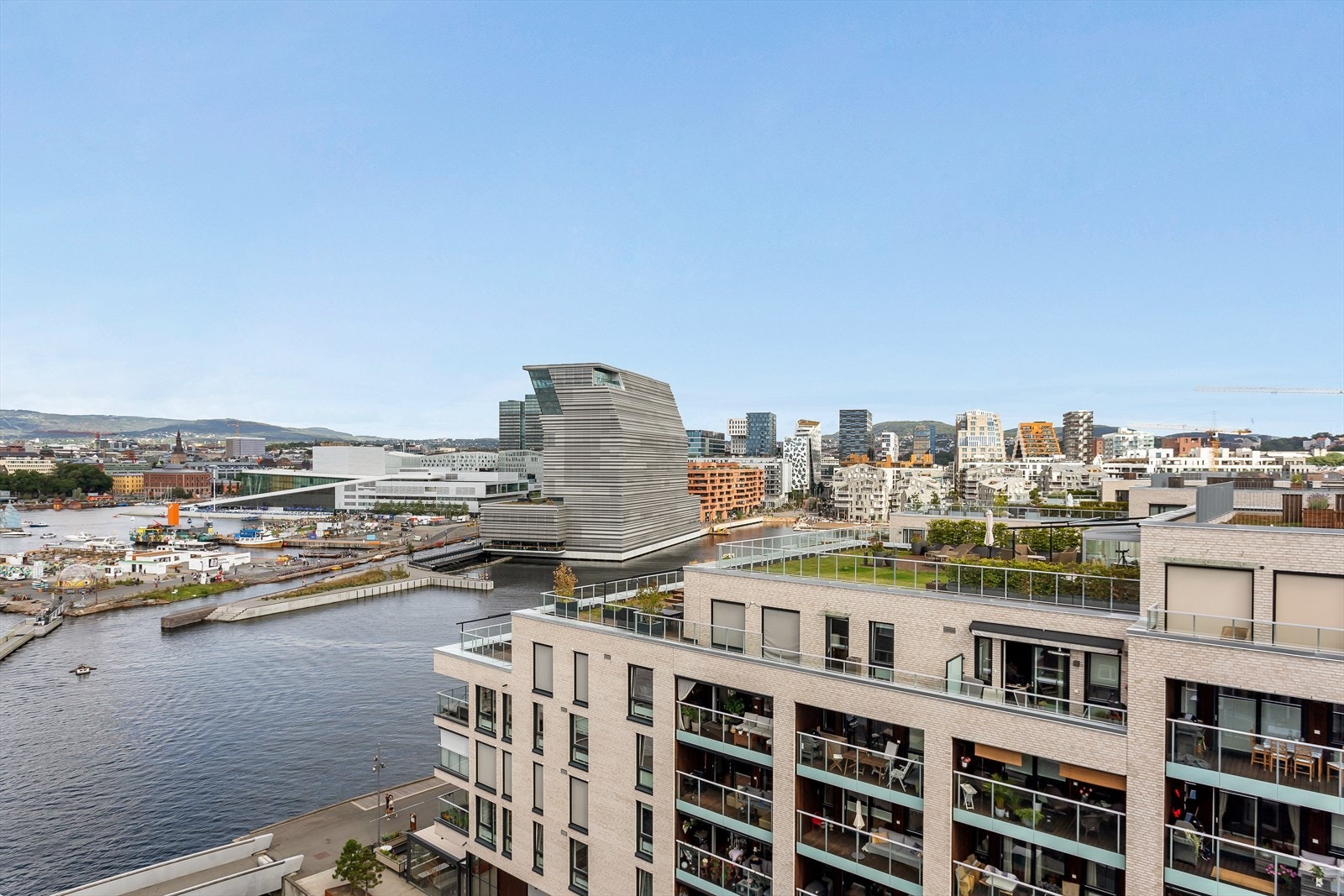 Utsikten fra takterrassen. Her ser du Barcode, Oslo by, Operaen, Munchmuseet og Oslofjorden Galleribilde