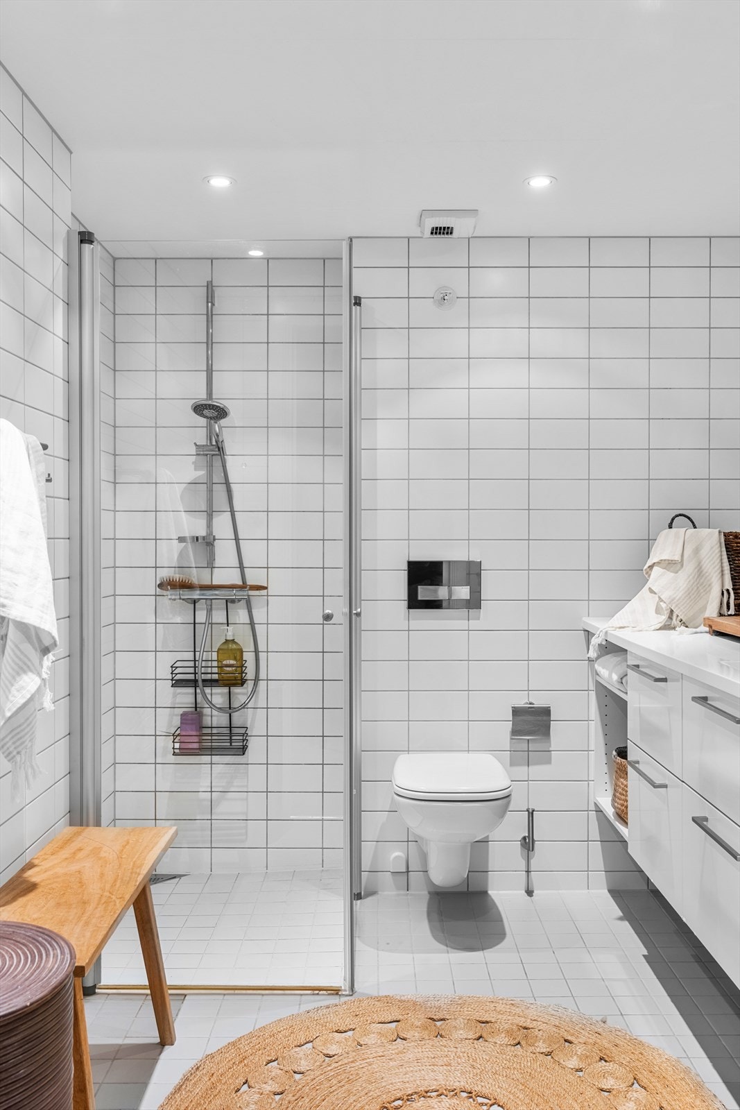 Badet er utstyrt med downlights, gulvvarme, downlights, dusj med dører i herdet glass m.m. Galleribilde