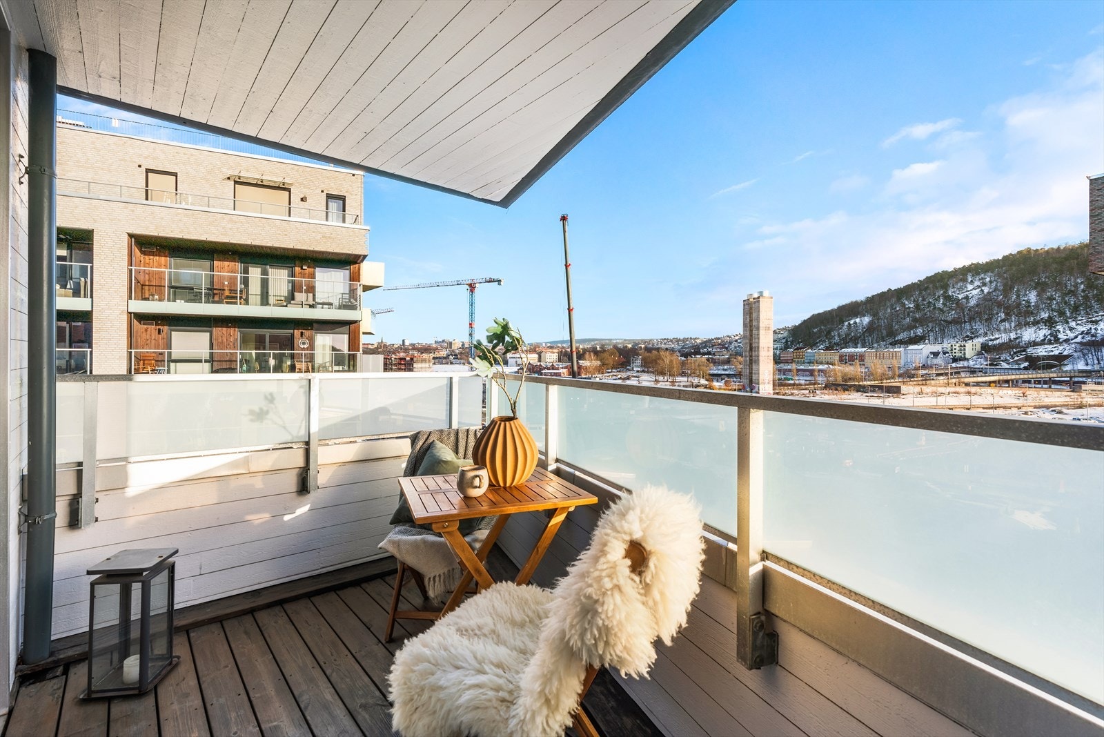 Balkong 2 er på hele 6 kvm og har god plass til grill, møblement, beplantning m.m. Galleribilde