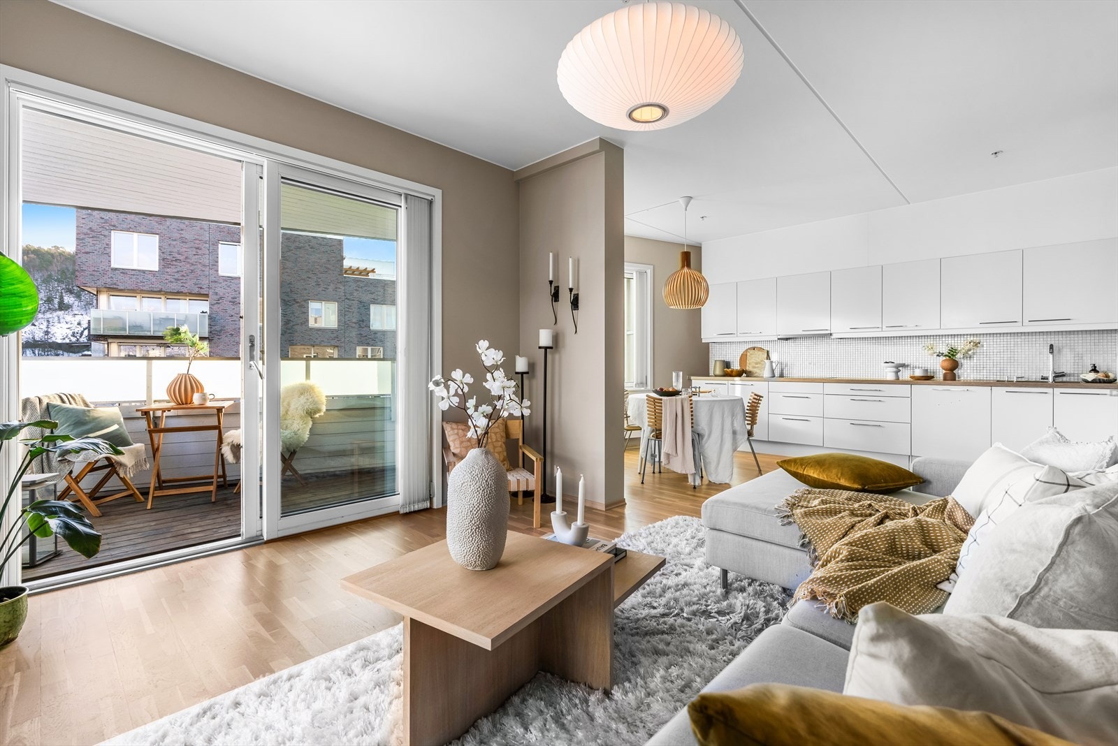 Åpen og luftig stue med meget gode innredningsmuligheter Galleribilde