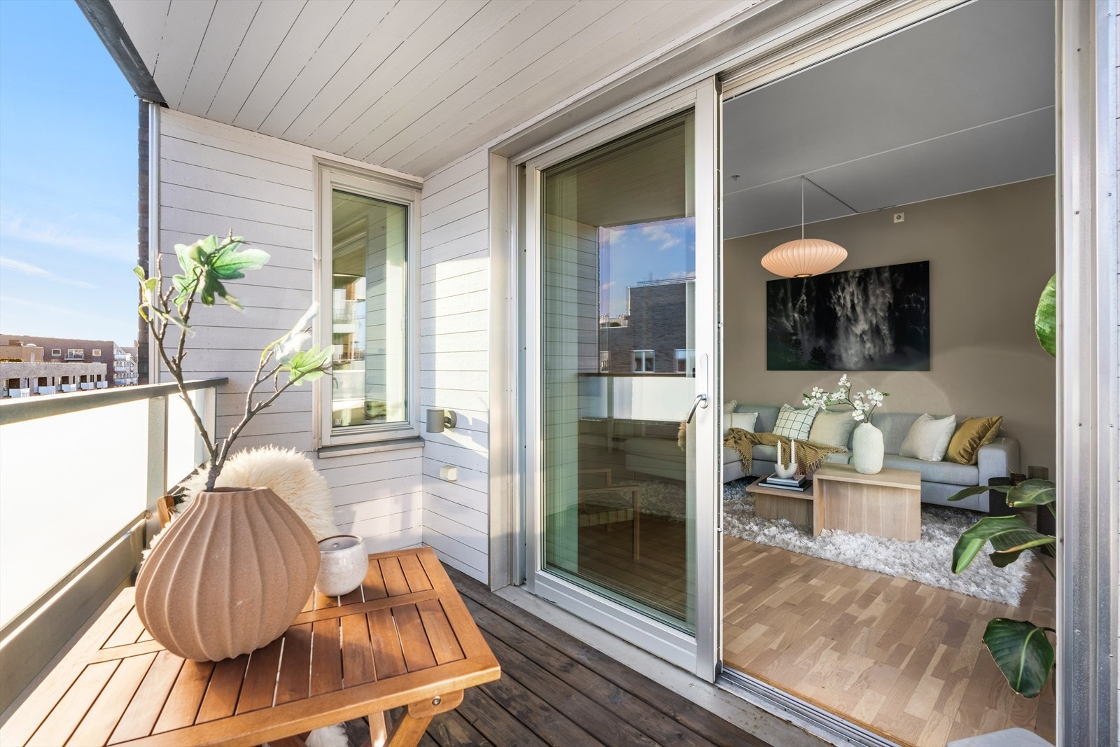 Skyvedør med store glassfelt gir en fin forlengelse av stuen Galleribilde