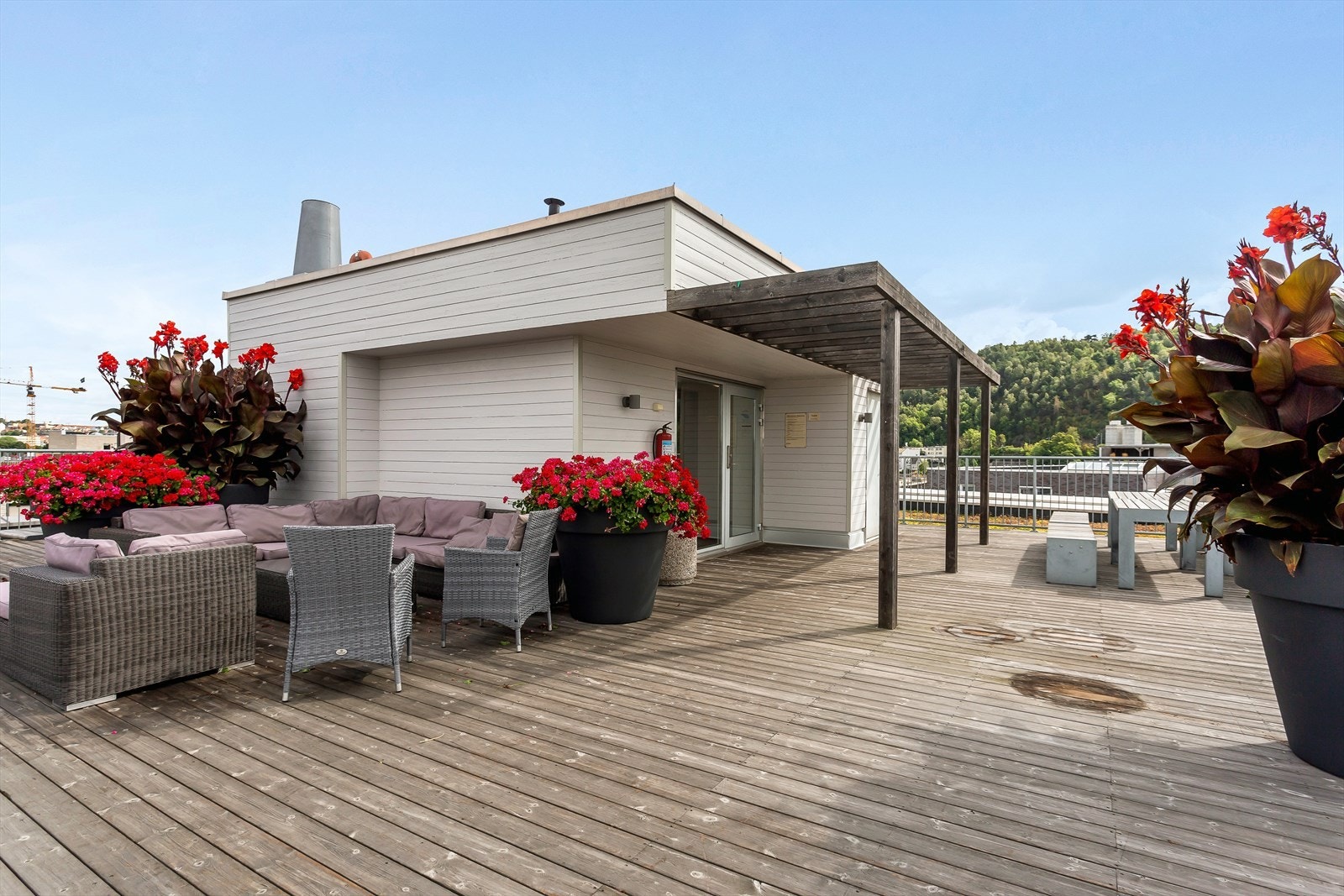Felles takterrasse i samme oppgang med fantastisk utsikt. Flott møblert med sittegrupper, beplantning m.m. Galleribilde