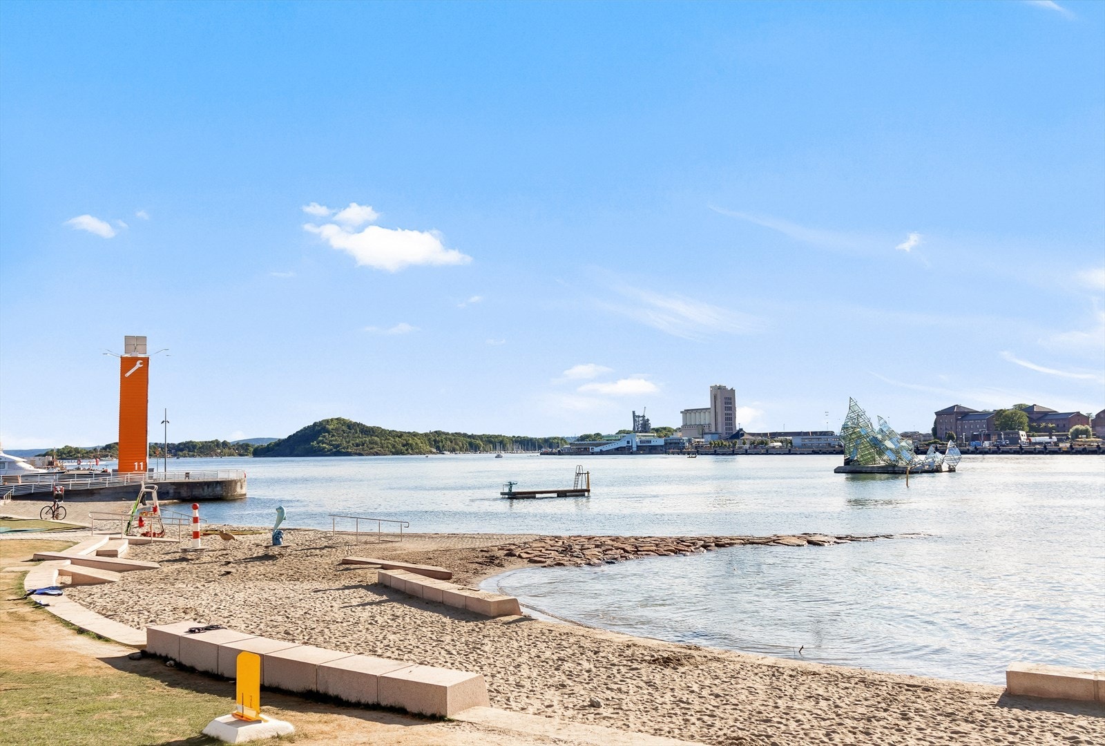 Operastranda med langgrunn del for barn og flytebrygge med stupetårn. Parkmessig opparbeidet med lekeapparater m.m. Galleribilde