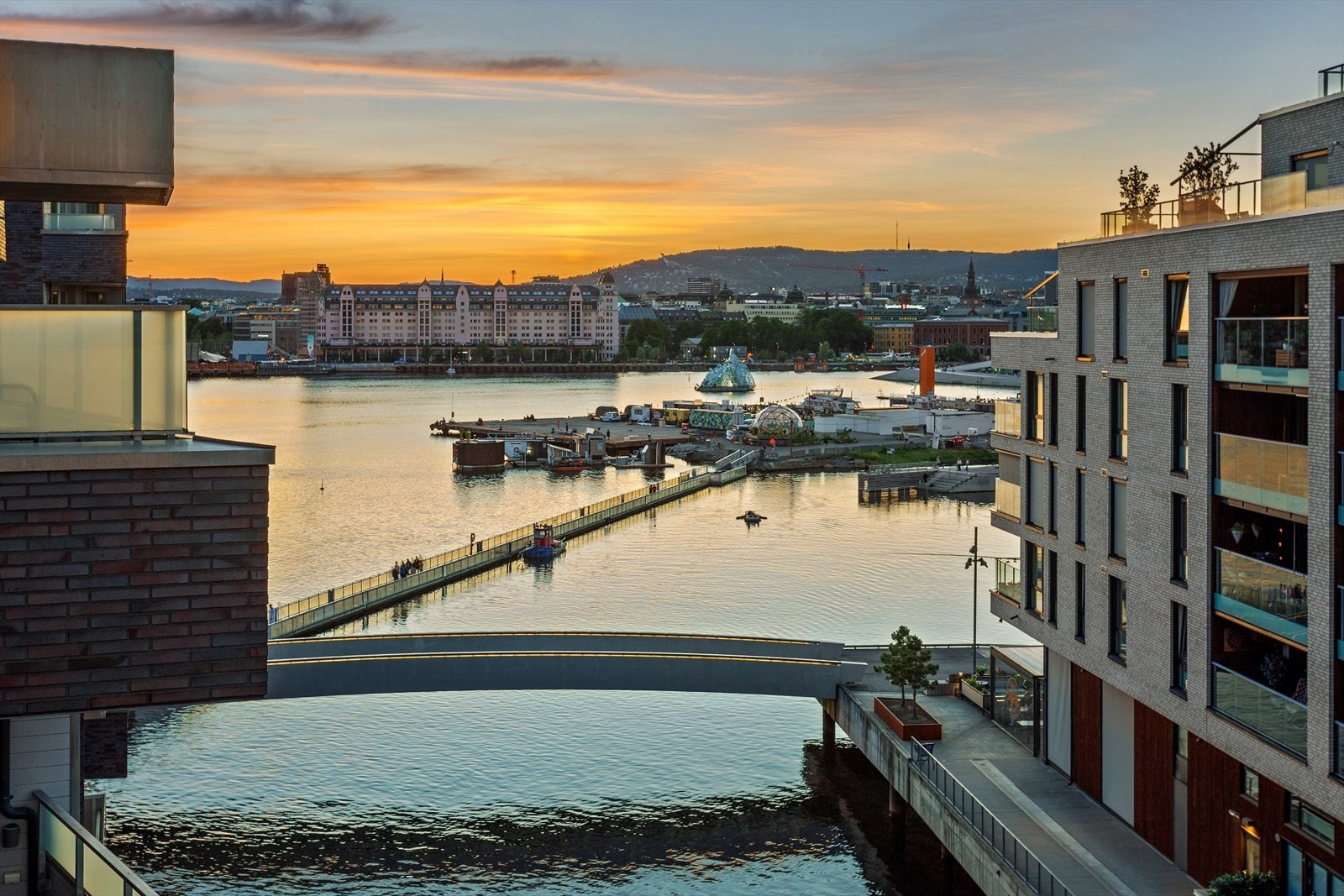 Fantastisk utsikt over Oslo by, Holmenkollen, Havnelageret, Operaen m.m. fra balkongen Galleribilde