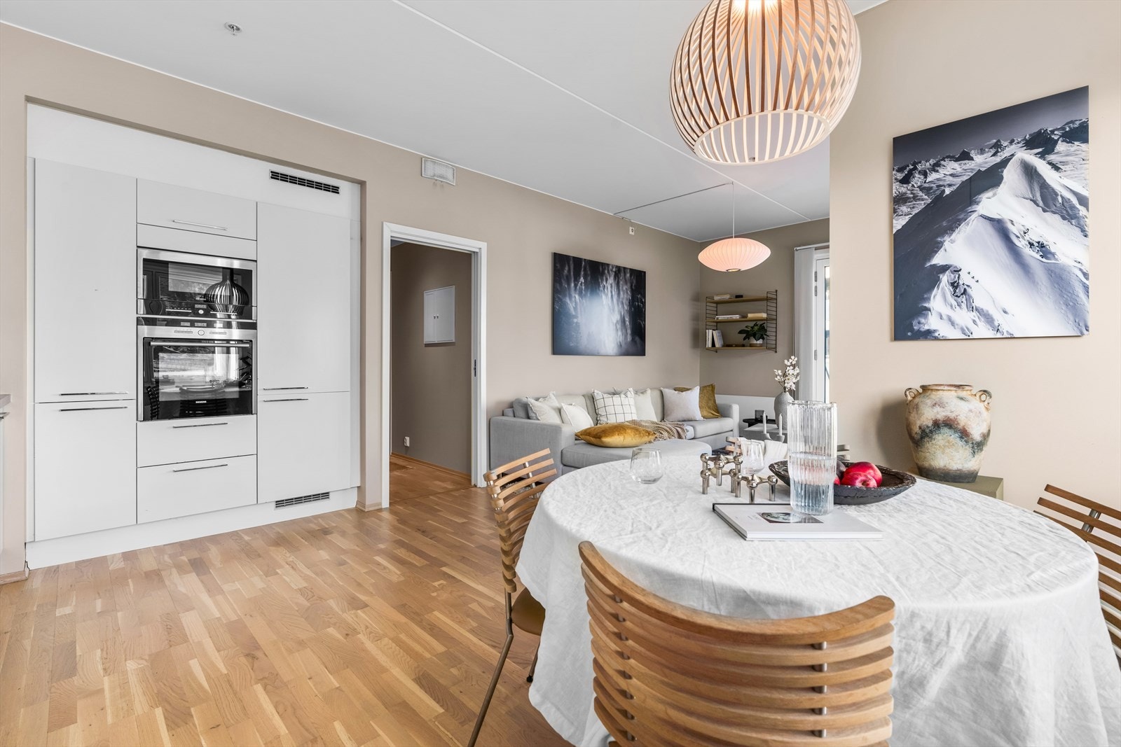 God plass til stort spisebord og mange gjester. Perfekt ved sosiale anledninger Galleribilde