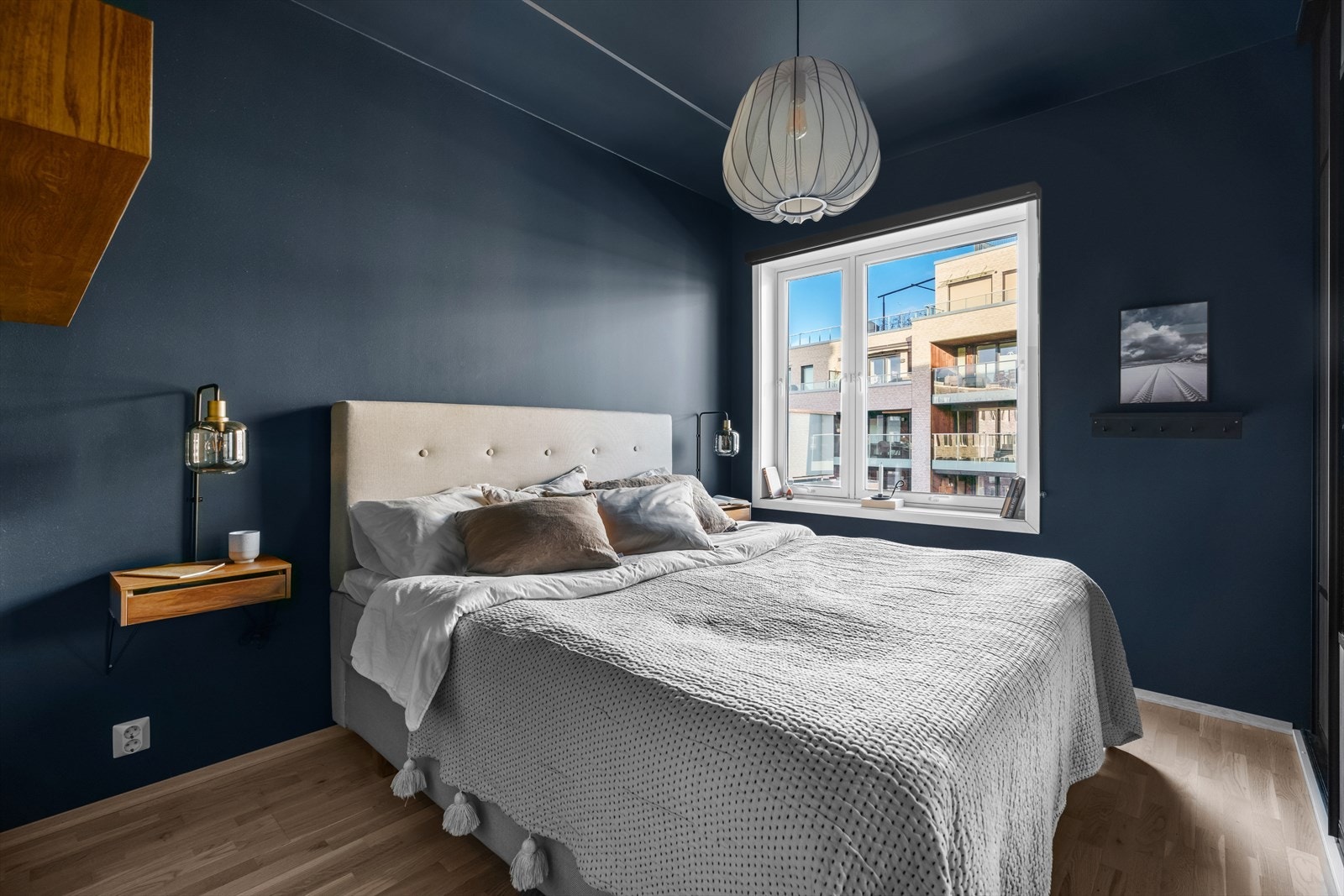 Romslig hovedsoverom med god plass til dobbeltseng, nattbord m.m. Galleribilde