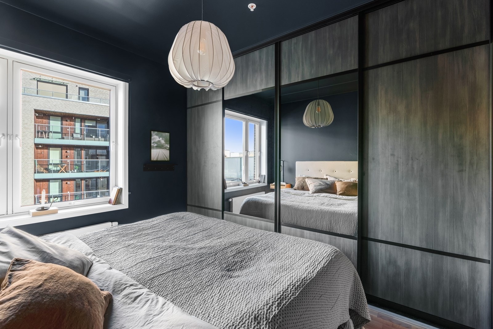 Praktisk skyvedørsgarderobe med speilfront Galleribilde