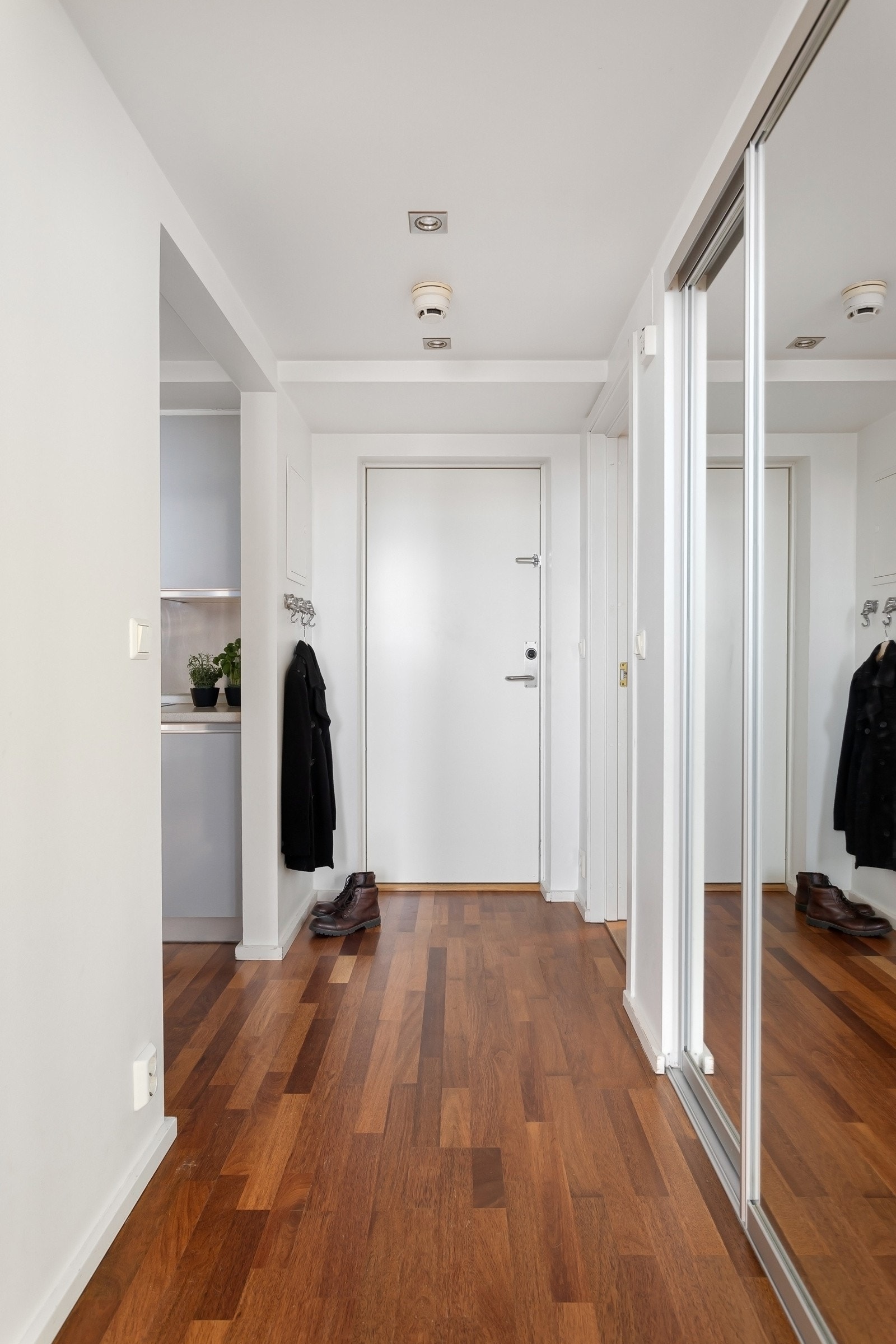 Entré med dørcalling og skyvedørsgarderobe med speilfronter. Galleribilde