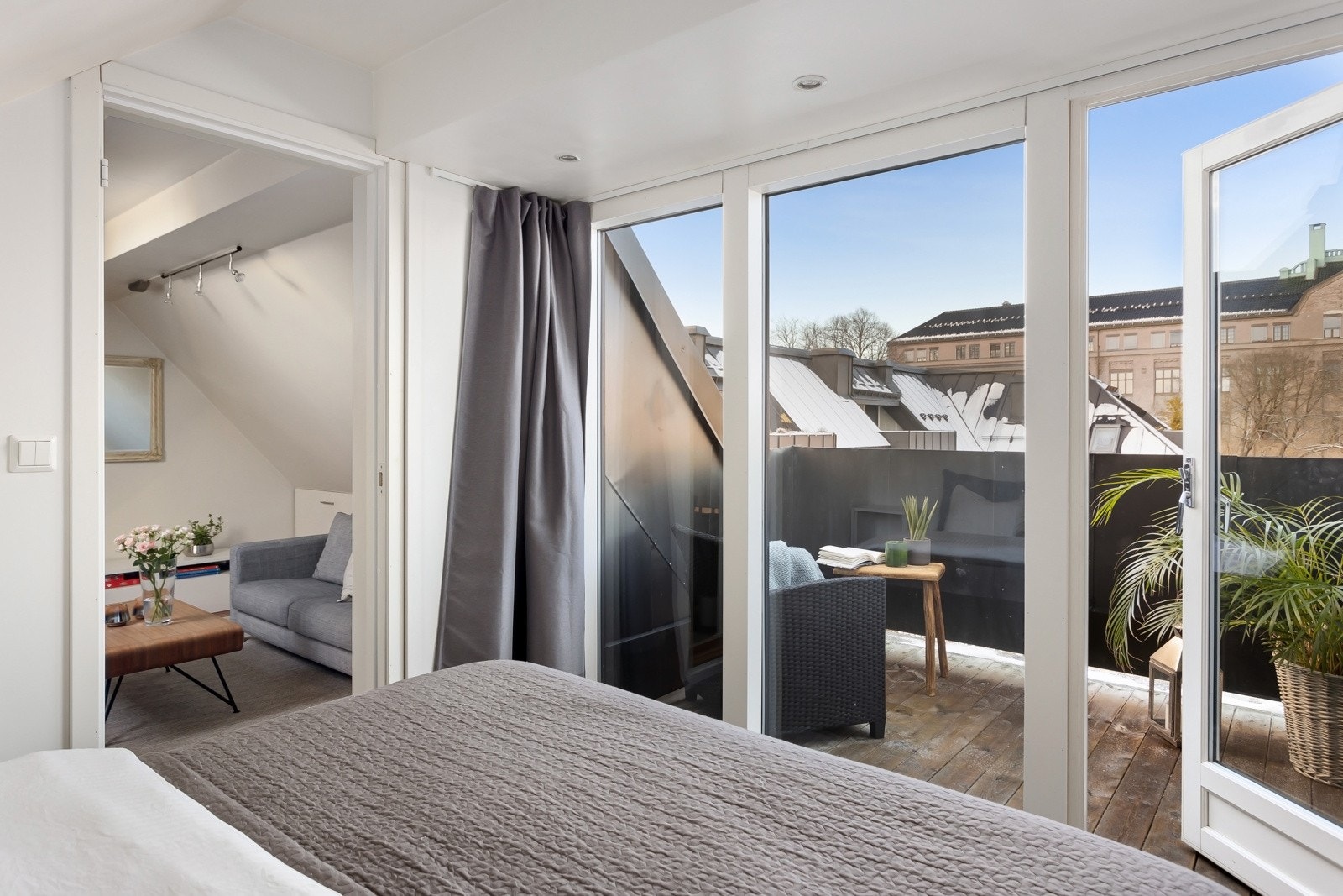 Soverommet har downlights i himling og mye innlys. Galleribilde