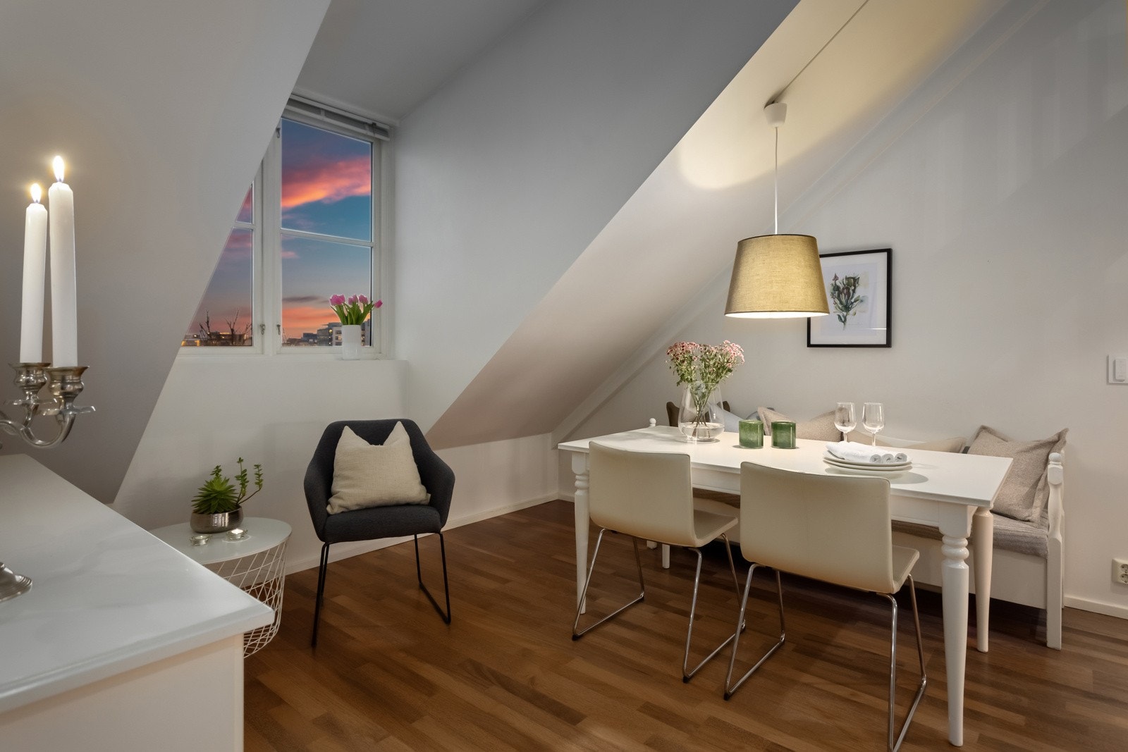 Det er parkett, balansert ventilasjon på gulv og vannbåren varme i hele etasjen. Galleribilde