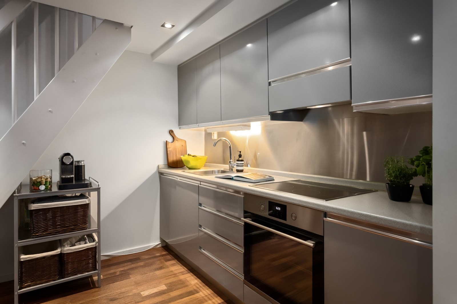 Praktisk tilpasset kjøkken plassert i enden av oppholdsrommet. Galleribilde