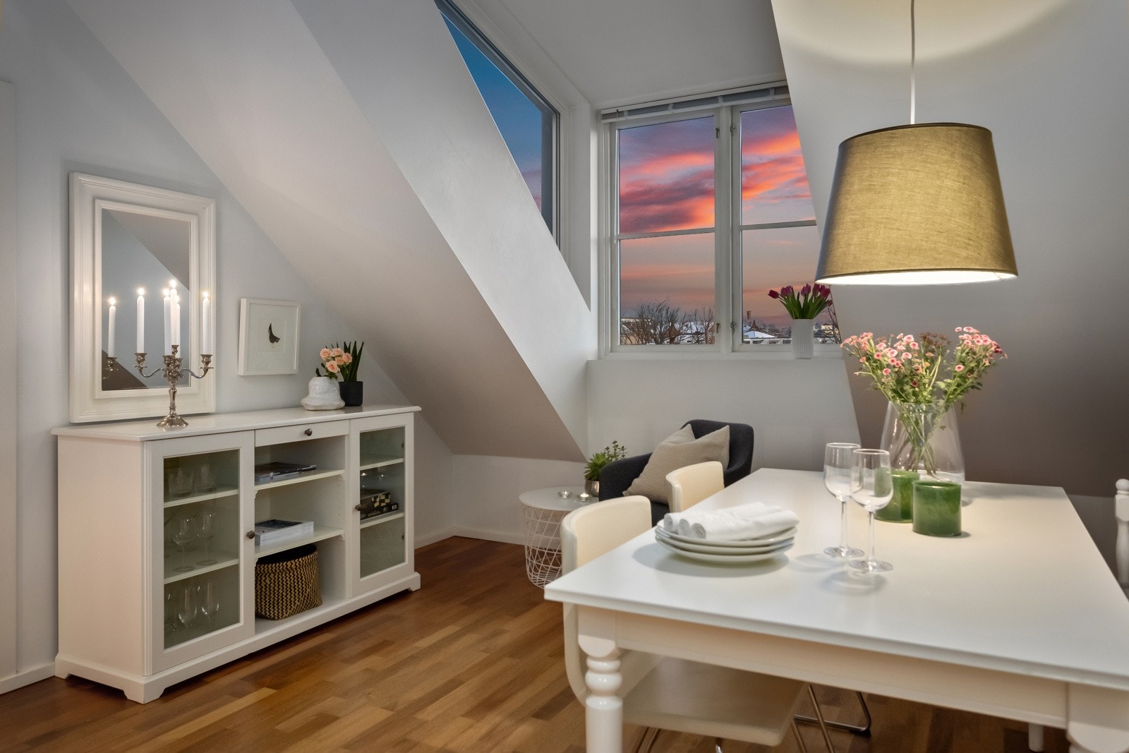 Trivelig stue med plass til møblering av spisegruppe i åpen løsning mot kjøkken. Galleribilde