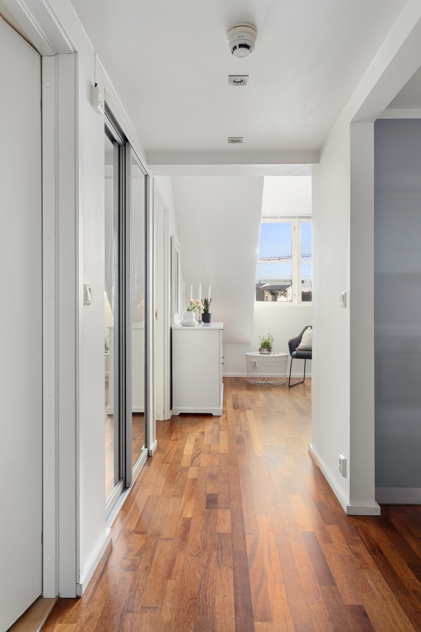 Rikelig lagringsplass med skyvedørsgarderobe i entré, bod i fellesgang på 6 kvm og kjellerbod på 5,4 kvm. Galleribilde