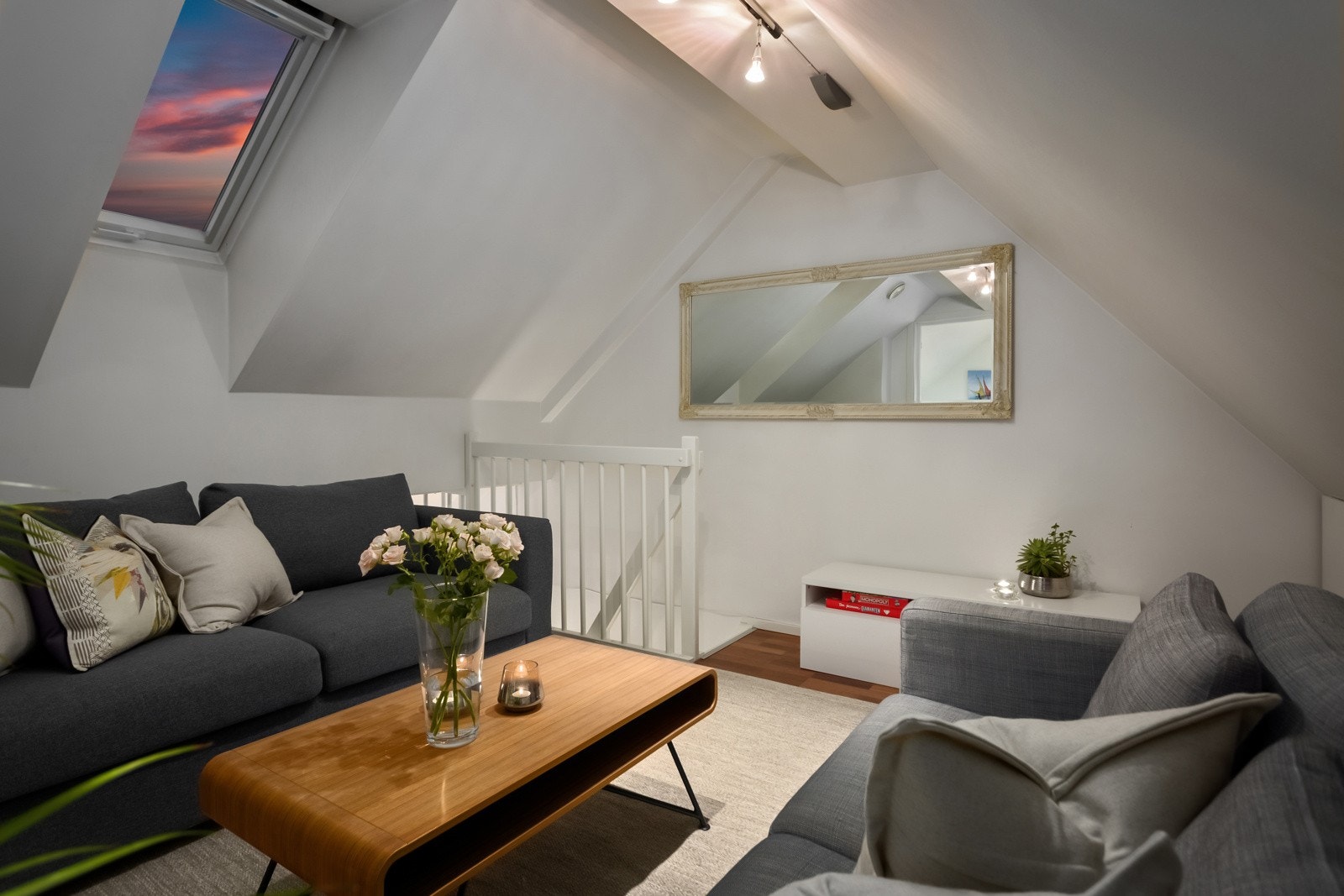 Loftetasjen nås via et pent oppført trappeløp. Galleribilde