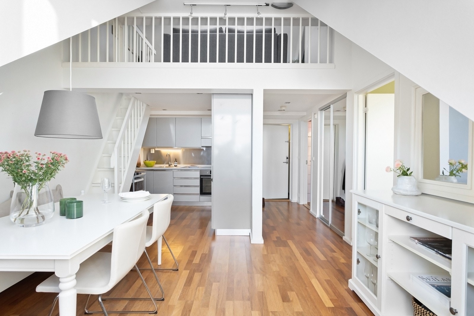 Takhøyden på det høyeste punktet i stuen er målt til 3,03m. Galleribilde