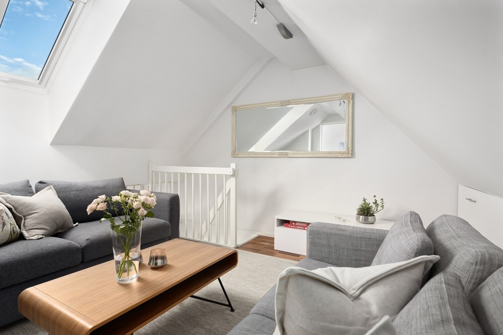 Loftstuen kan benyttes som tv-stue og er et ideelt sted for avslapping. Galleribilde