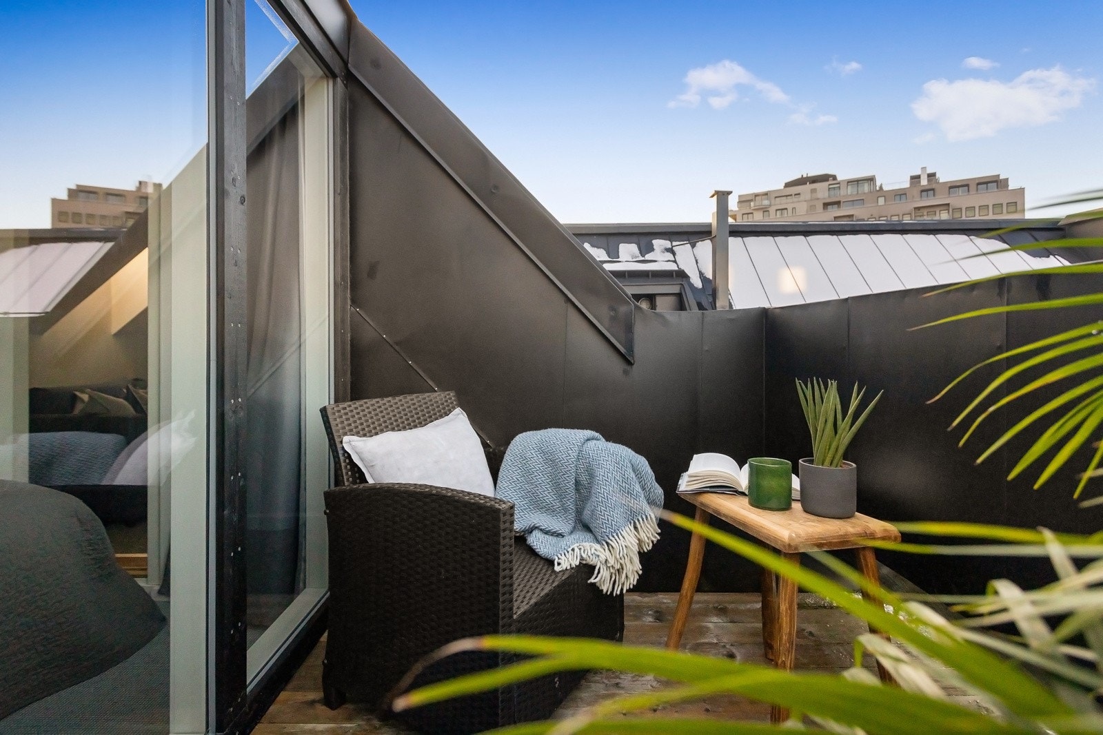 Terrassen er kledd med terrassebord og rekkverk av stål. Galleribilde