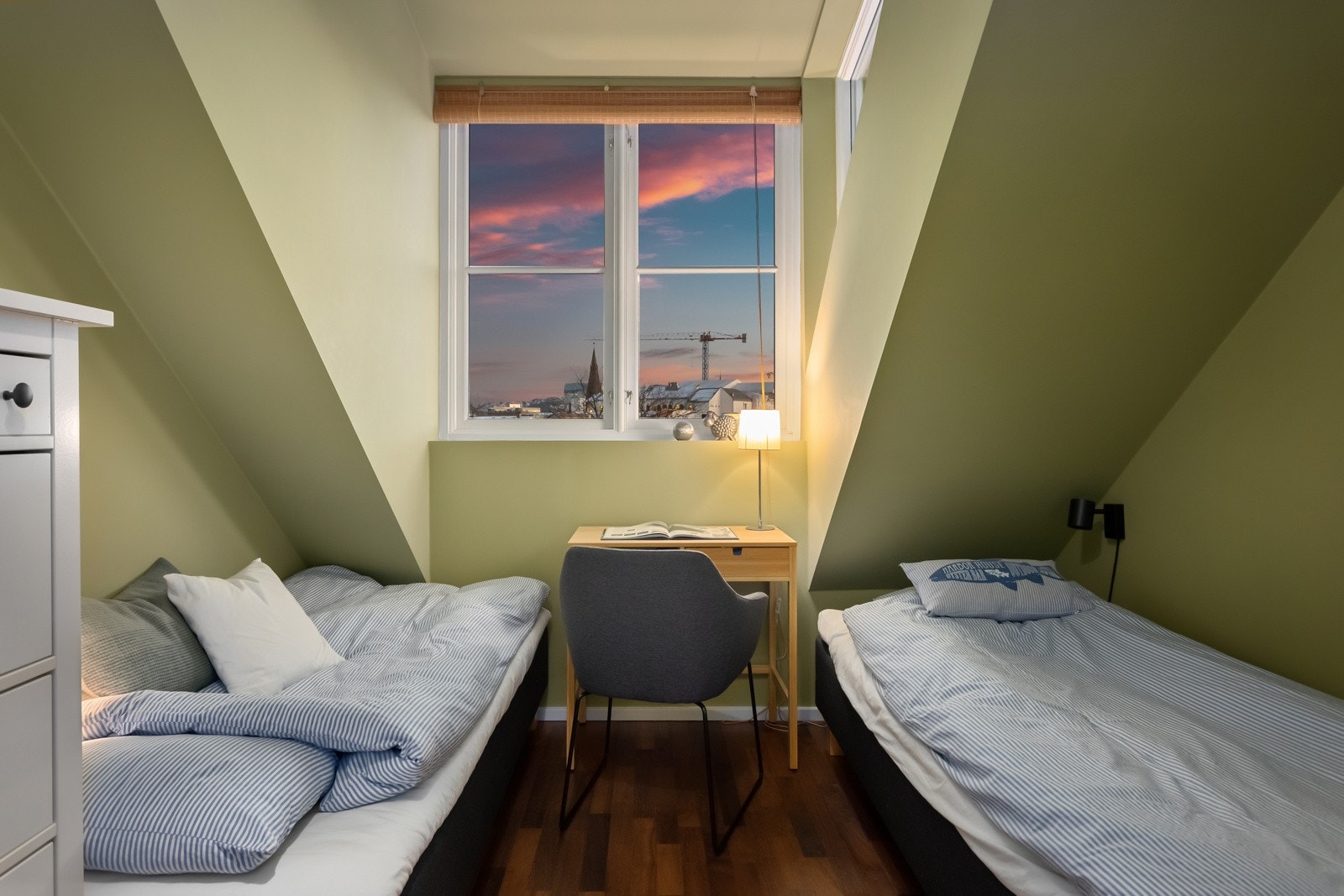 Soverom nr. 2 kan fint benyttes som gjesterom, kontor eller hobbyrom. Galleribilde