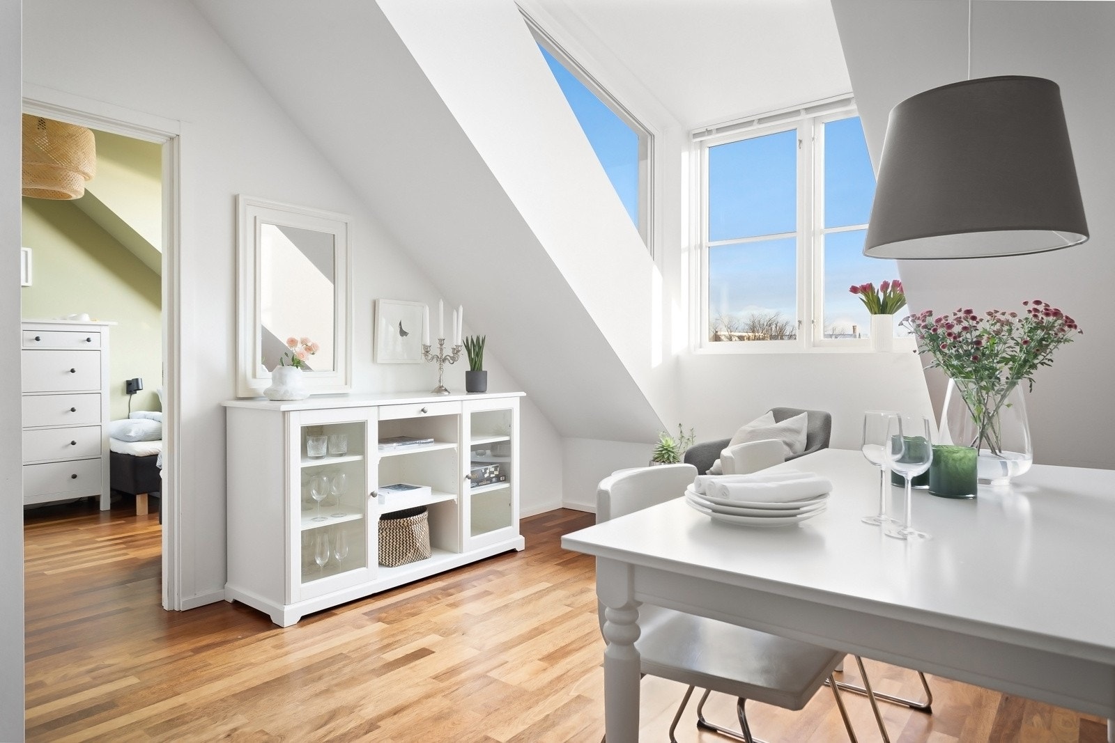 Selve leiligheten fremstår som innholdsrik med smarte løsninger i en ærverdig og godt drevet gård. Galleribilde